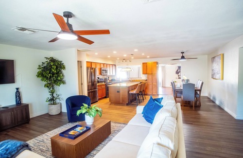 South Scottsdale House | MODLux Old Town Sleeps 10 HotTub+Pool table+Fire pit