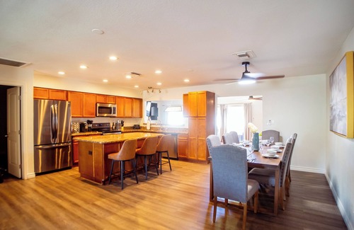 South Scottsdale House | MODLux Old Town Sleeps 10 HotTub+Pool table+Fire pit