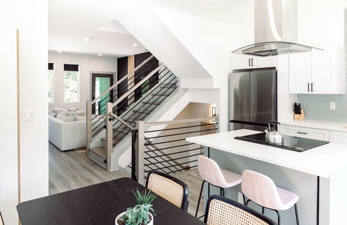 Charlotte House | ModTrio 3-bedroom w/Ensuites in Charlotte mins from Airport & Uptown