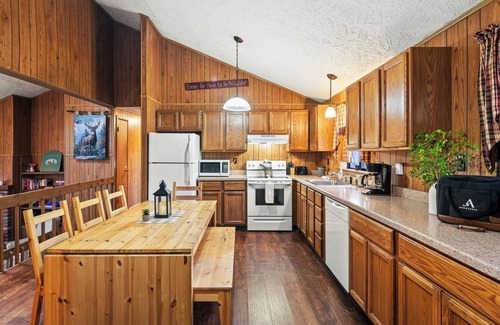 Long Pond House | Mohegan by AvantStay | Private Dock + Firepit | Community Pool + Beach