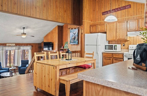 Long Pond House | Mohegan by AvantStay | Private Dock + Firepit | Community Pool + Beach
