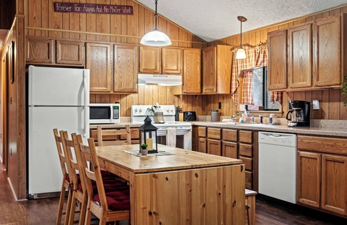 Long Pond House | Mohegan by AvantStay | Private Dock + Firepit | Community Pool + Beach