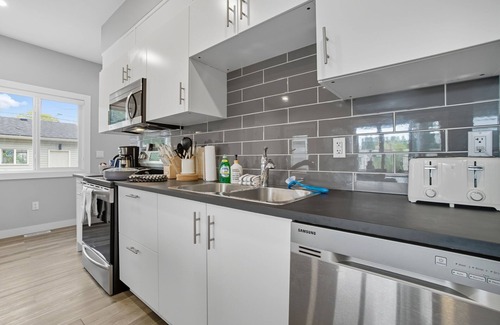 North Central Edmonton House | Monica - Large 4 BR 4B Home in Central Location!