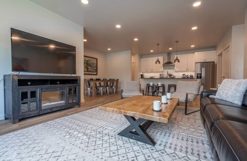 Livingston Condo | Montana Modern Luxury Condo: A Stylish Mountain Escape