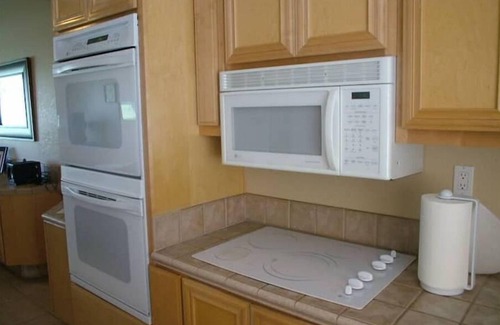 Rancho Mirage Condo | Monterey CC - central Palm Desert location.Short termPermit Number: STR2023-0461