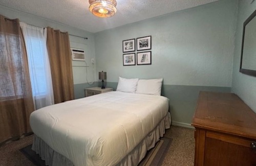 Biltmore Beach Hotel | Monterey Motel - Guest Room 4 @ Beach Access 8. Large Pool. Newly Remodeled