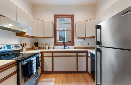 Corbett - Terwilliger - Lair Hill House | Monthly Rental - Modern Hillside Retreat with Stunning Views & Easy City Access