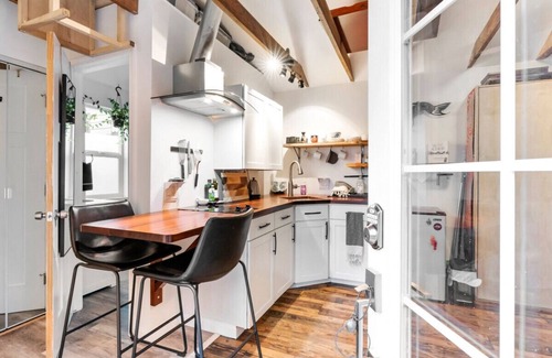Woodstock Cottage | Monthly Rental - The Artist`s Garden - Tiny Studio Cottage