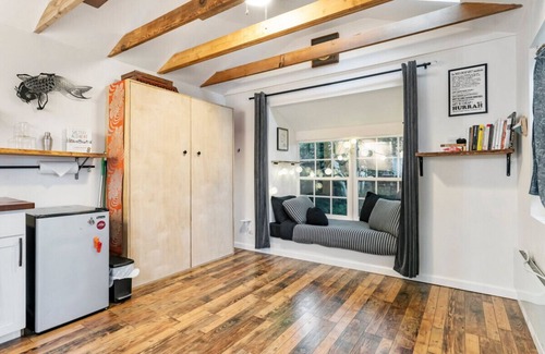 Woodstock Cottage | Monthly Rental - The Artist`s Garden - Tiny Studio Cottage