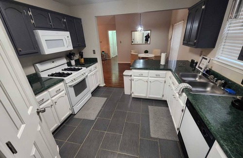 Southaven House | MONTHLY STAYS- Cozy 3 BR Home with Private Guest House in Southaven