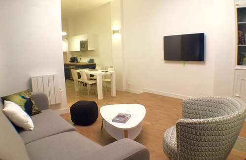 Quartier des Grandes-Carrieres Apartment | Montmartre's Finest: 2BR, 70m², Family-Friendly Stay