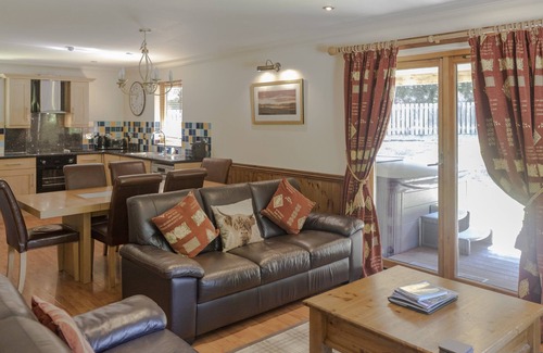 Ascog Ski Chalet | Montrose Lodge with private hot tub and sauna