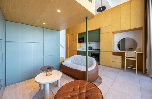 Al Satwa Apartment | Mood 22 - Deluxe Loft Studio: Chic & Cozy Retreat