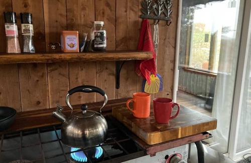Hartsburg Cabin | Moon-Rise Cabin -Serene and Unique off Katy Trail
