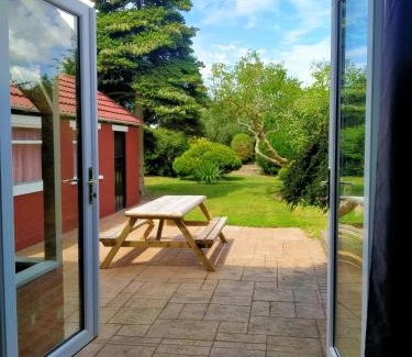 Crewe House | Moonlight House - sleeps 7, driveway, garden