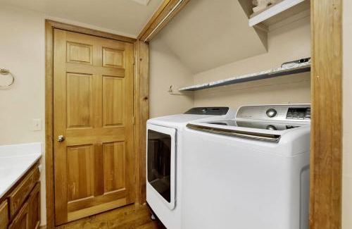 Upper Moonridge House | Moonridge Treehouse - Relaxing Lofty Big Bear Hillside Retreat- Great Deck Views- Central