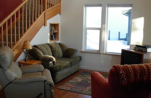 Homer Cottage | Moose Den Highliner House Cottage High Atop West Hill, Amazing View!
