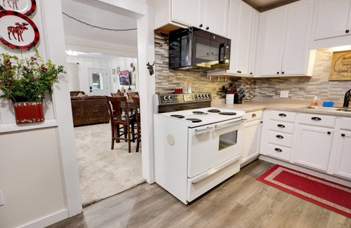 Garden City Apartment | Moose Haven | Pet Friendly Retreat w/Hot Tub