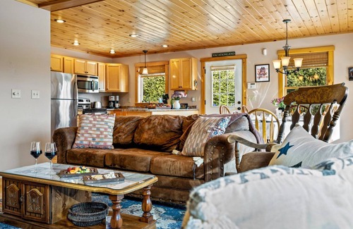Bethel House | Moose Lane Chalet| Mtn Views&HotTub/Dogs OK|Slps13
