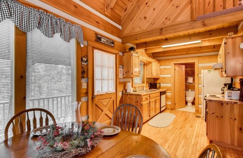 Gatlinburg - Pigeon Forge House | Moose Tracks Cabin