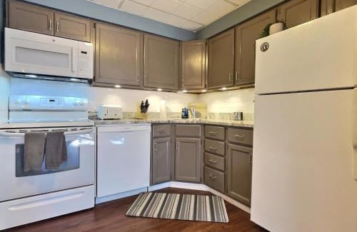 Killington Apartment | Moose Tracks Lodge - Pool, Hot Tub, Golf, Sauna