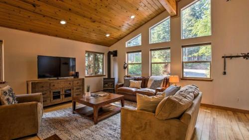 Truckee House | Moosetrack by AvantStay Cozy Cabin In The Heart of Tahoe Donner