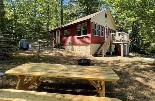 Sebago House | MOOSEY ON INN LIMIT 8 cottage