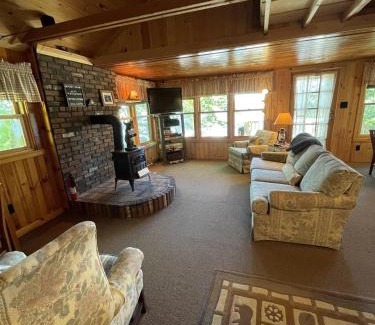 Sebago House | MOOSEY ON INN LIMIT 8 cottage