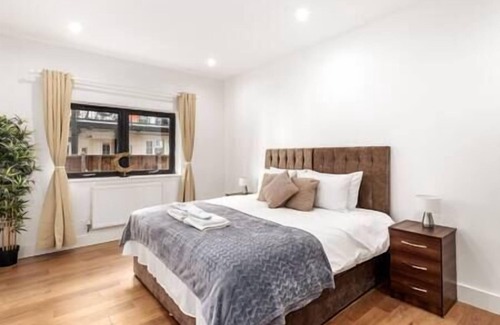 Merton Apartment | Morden - Entire 1BR Flat with Garden - Walk to Station