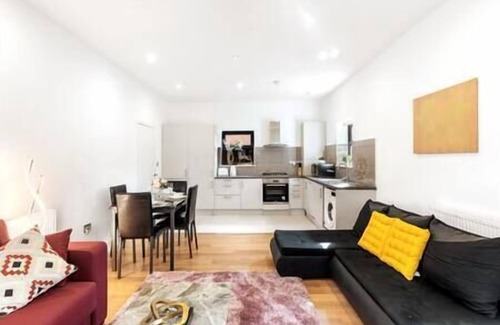 Merton Apartment | Morden - Entire 1BR Flat with Garden - Walk to Station
