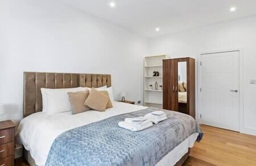Merton Apartment | Morden - Entire 1BR Flat with Garden - Walk to Station
