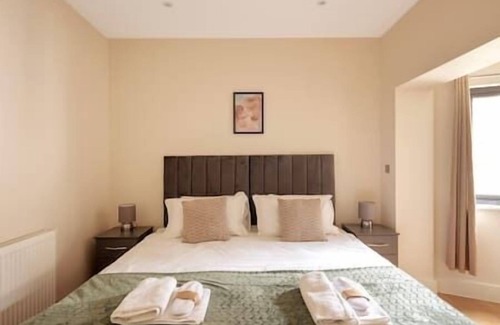 Merton Apartment | Morden - Entire 2Bed Flat with Balcony - Walk to Station