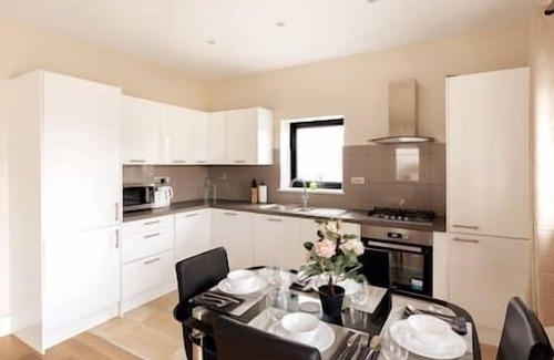 Merton Apartment | Morden - Entire 2Bed Flat with Balcony - Walk to Station