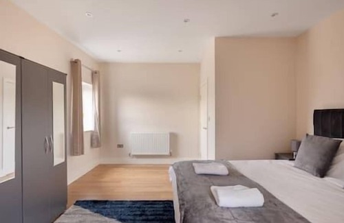 Merton Apartment | Morden - Entire 2Bed Flat with Balcony - Walk to Station