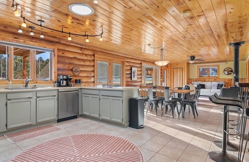 Custer Cabin | Moss Rock Aviator's Haven - Moss Rock