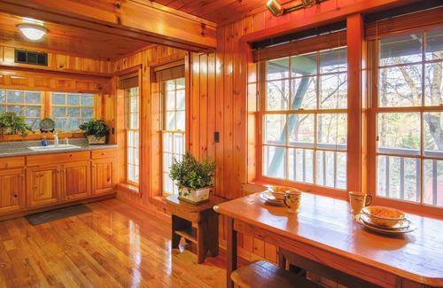 Helen Cabin | Most Booked Cabin in Helen /60 second Walk to Town /Free Parking /Two Jacuzzi