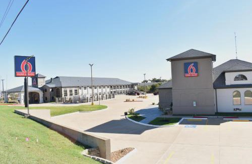 Brenham Hotel | Motel 6-Brenham, TX