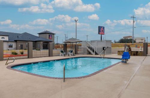 Brenham Hotel | Motel 6-Brenham, TX