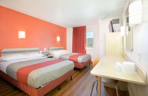 Brooklyn Center Hotel | Motel 6-Brooklyn Center, MN - Minneapolis