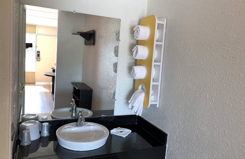 Dock Junction Hotel | Motel 6 Brunswick, GA