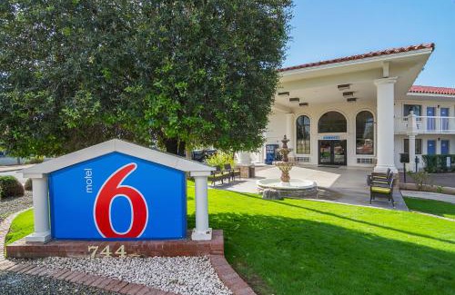 Chandler Hotel | Motel 6 Chandler, AZ