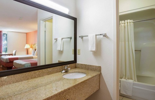 Clarksville Hotel | Motel 6 Clarksville, TN