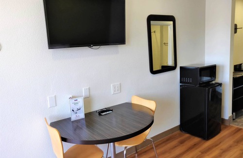 Raisin Hotel | Motel 6 Fresno, CA - Yosemite Hwy