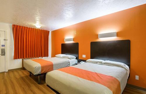 Madisonville Hotel | Motel 6-Madisonville, TX