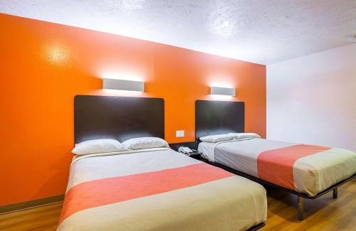 Madisonville Hotel | Motel 6-Madisonville, TX