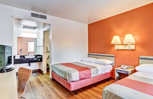 South Hills Hotel | Motel 6 Pittsburgh, PA - Crafton