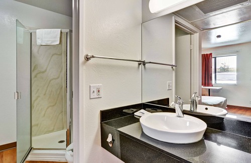 South Hills Hotel | Motel 6 Pittsburgh, PA - Crafton
