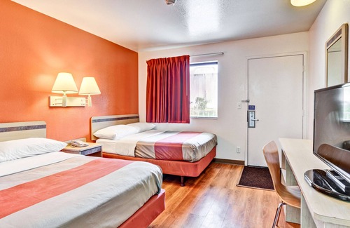 South Hills Hotel | Motel 6 Pittsburgh, PA - Crafton