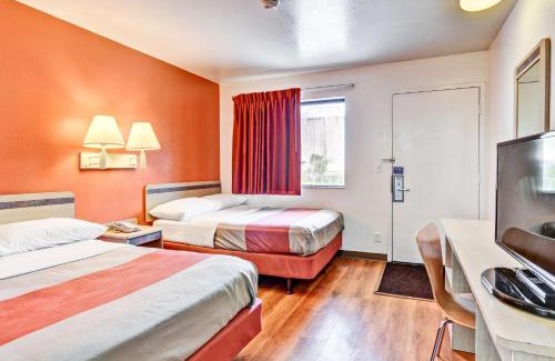 South Hills Hotel | Motel 6-Pittsburgh, PA - Crafton