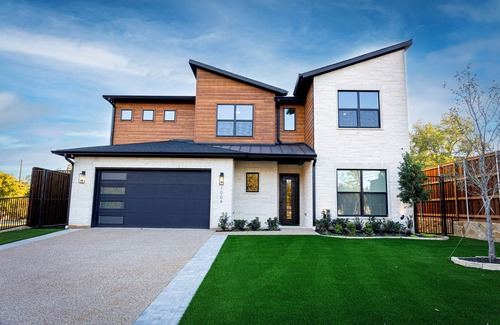 Arlington House | Mothership Arlington: Walk to Stadiums Pool Heated Spa Mini Golf Games & More